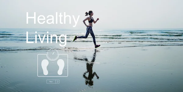 Vrouw joggen op het strand — Stockfoto