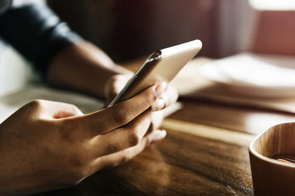 Ragazza che utilizza il cellulare al Cafe — Foto Stock