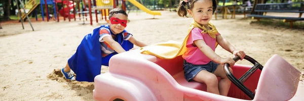 Kinder spielen im Freien — Stockfoto