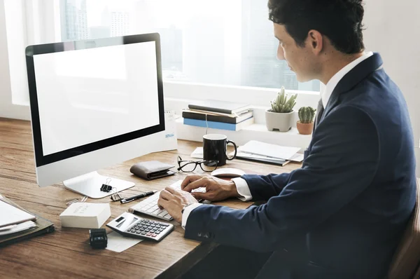 Zakenman werken met behulp van Computer — Stockfoto