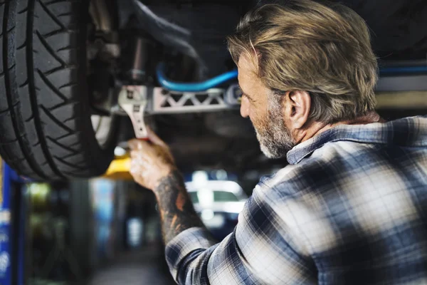 Uomo meccanico riparazione auto — Foto Stock