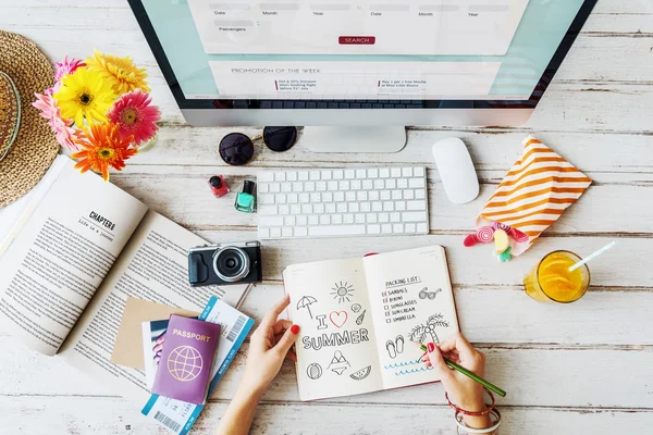 Mujer escribiendo en cuaderno — Foto de Stock