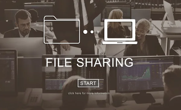 Çalışma iş adamları ve dosya paylaşımı — Stok fotoğraf