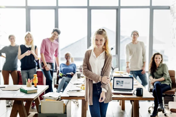 Hipsters travaillant dans le bureau contemporain — Photo