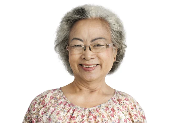 Senior mulher sorrindo para a câmera — Fotografia de Stock