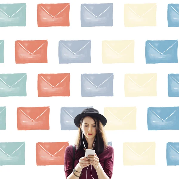 Mujer en sombrero de navegación Teléfono inteligente —  Fotos de Stock