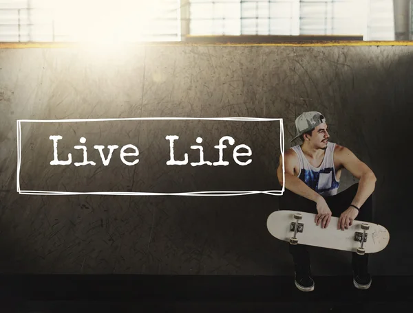 Hipster homem segurando skate — Fotografia de Stock