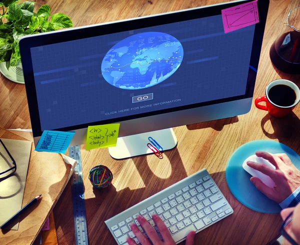 Man using computer — Stock Photo, Image