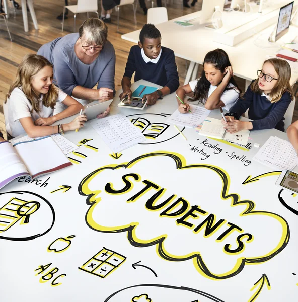 Insegnante con gruppo di bambini — Foto Stock