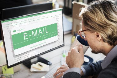 Bilgisayar klavyesinde yazan iş adamı