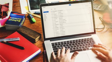 Dizüstü bilgisayarla çalışan adam