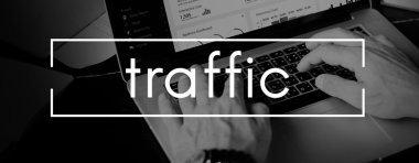 dizüstü bilgisayarda klavyede yazan adam