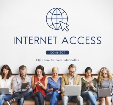 aygıtlar ve internet erişimi ile insanlar oturup