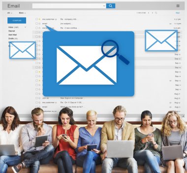 aygıtlar ve posta ile insanlar oturup