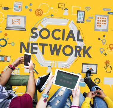 Dijital cihazlar kullanan öğrenciler