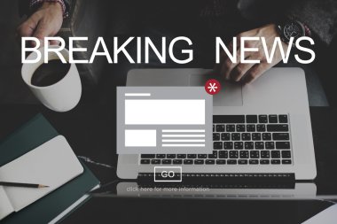 İşadamı dizüstü bilgisayarla çalışıyor