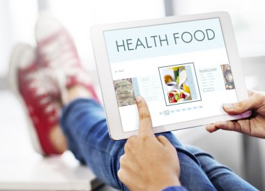 Dijital tablet elinde olan kişi