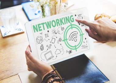 Tablet kullanan kadın 