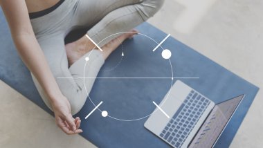 Yoga yapan genç kadın.