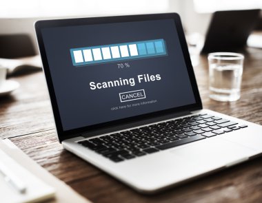 Ofis Masası üstünde laptop 