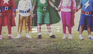 Birlikte oynayan süper kahraman çocukları