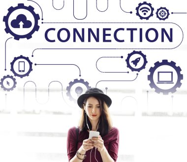 Akıllı telefon tarama şapkalı kadın