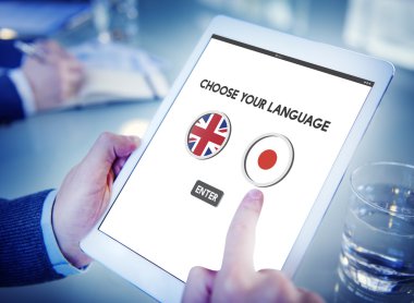 Tablet kullanan adam 