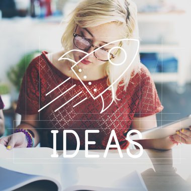 Defter ile okuyan kız