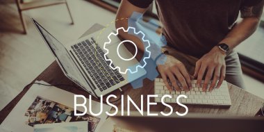 klavyede yazarak adam