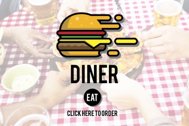 Pizza dilimleri alan insanlar