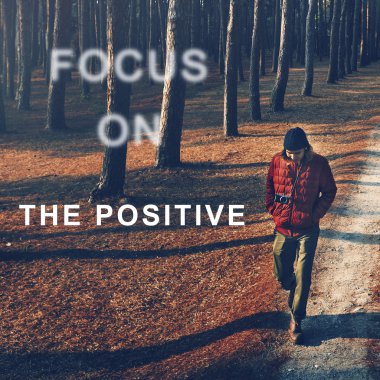 ormanda tek başına yürüyen adam