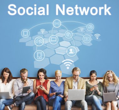 aygıtlar ve sosyal ağ ile insanlar oturup