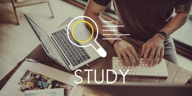 klavyede yazarak adam