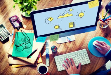 Bilgisayar kullanan adam