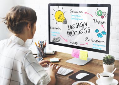 bilgisayar ile çalışan kadın