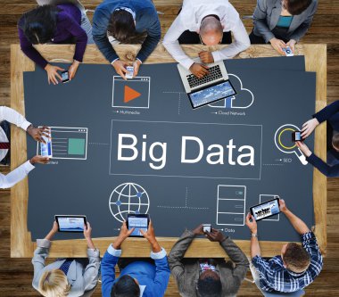 İş adamları birlikte çalışıyor.