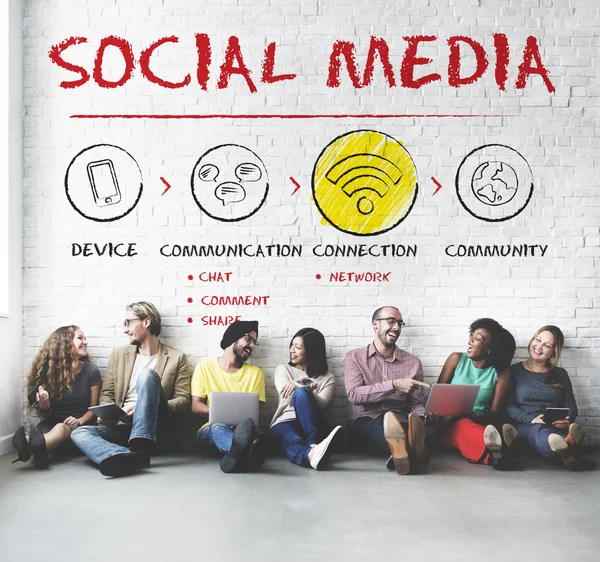 Vrienden van de diversiteit in de buurt van muur met sociale media — Stockfoto