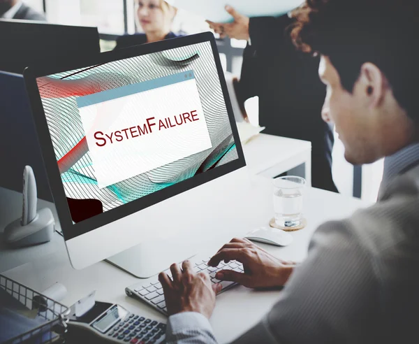 Zakenman die werken op de computer met systeemfout — Stockfoto