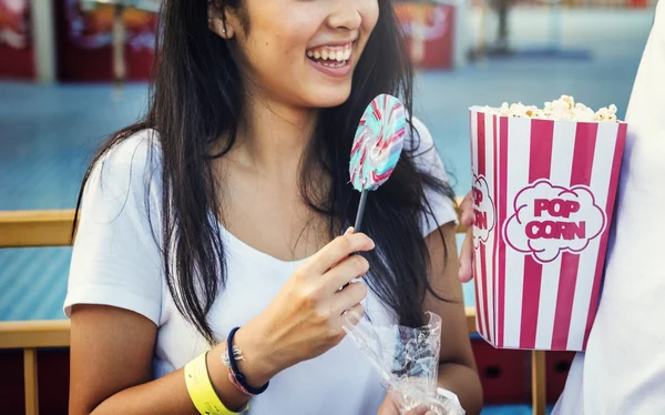 Chica sosteniendo dulces — Foto de Stock