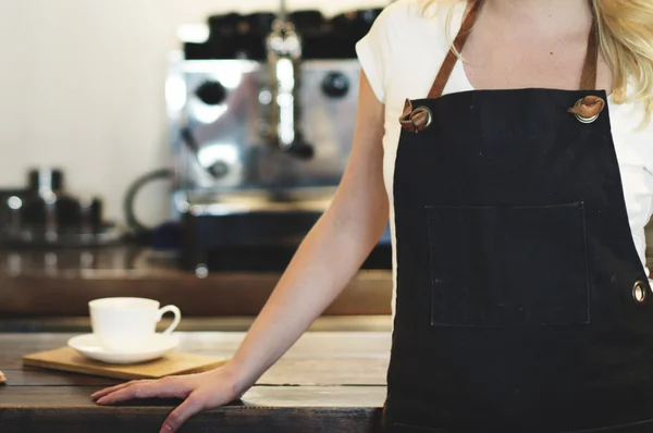 Barista faire du café dans le café — Photo