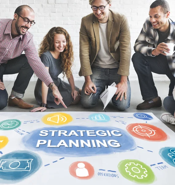 Ontwerpers werken met poster en strategische Planning — Stockfoto