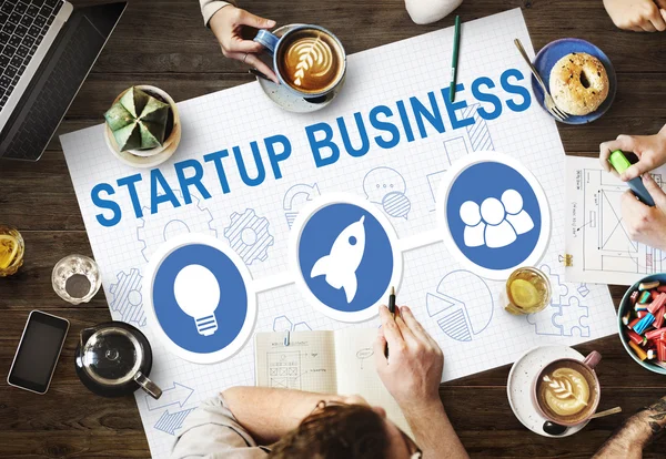 Mesa con póster con concepto Startup Business —  Fotos de Stock