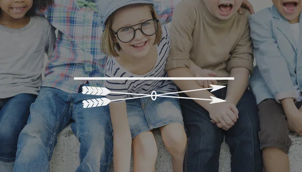 Kindergruppe sitzt auf Bank — Stockfoto