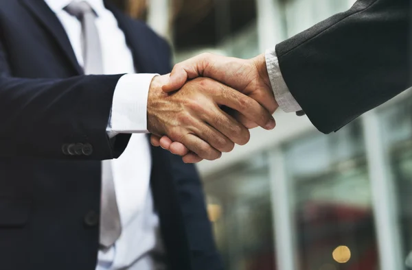Geschäftlicher Handschlag und erfolgreicher Deal — Stockfoto
