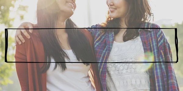 Hermanas felices en el parque —  Fotos de Stock