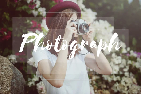 Menina fazendo fotos na câmera — Fotografia de Stock