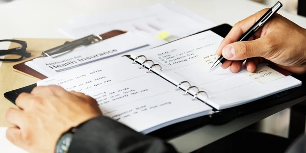 Geschäftsmann arbeitet und schreibt Notizen — Stockfoto