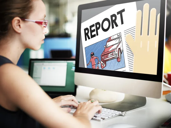 Kobieta kobieta interesu, pracując na komputerze z raportu — Zdjęcie stockowe