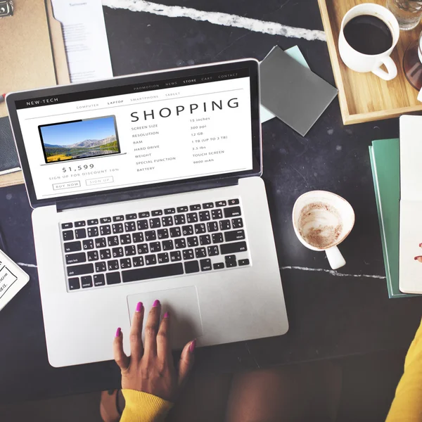 Schöne Frau arbeitet mit Laptop — Stockfoto