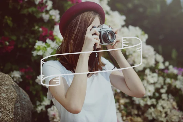 Mädchen macht Fotos vor der Kamera — Stockfoto